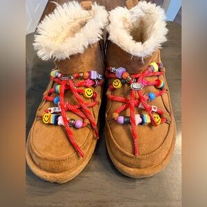 Kids Steve Madden Brown Fur Ugg-Style Boots with charms and laces Sz 13 GUC